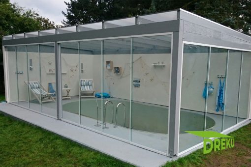 Schwimmbad Überdachung aus Holz mit Glasschiebewand